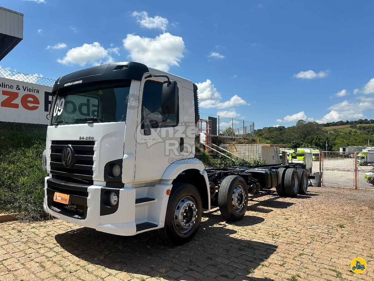 CAMINHAO VOLKSWAGEN VW 24250 Chassis BiTruck 8x2 Onze Rodas Caminhões e Utilitários ITATIBA SÃO PAULO SP